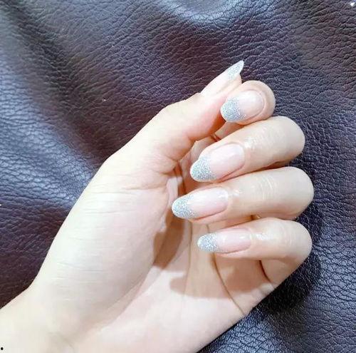 美甲热门话题文案简短