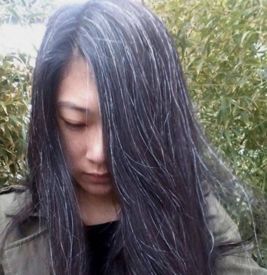 热门话题白头发女生,时尚新潮流，展现独特魅力