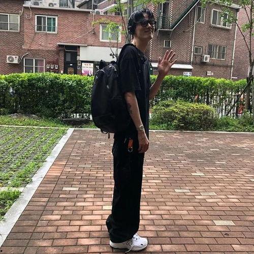 潮牌穿搭热门话题英文,Emerging Fashion Trends: Exploring the Popularity of Streetwear and Hip-Hop Influences in Modern Clothing Culture