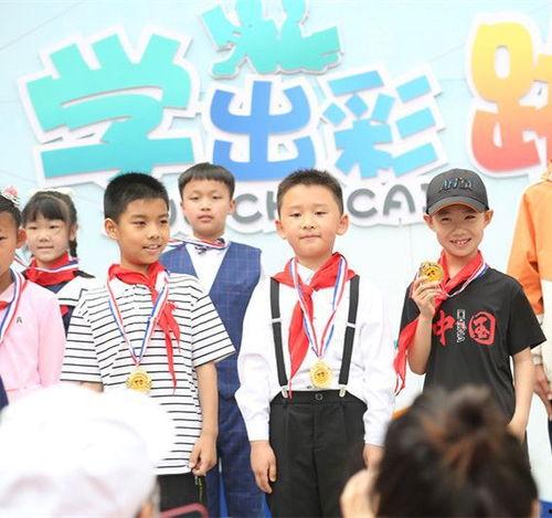 合唱明星网红是谁呀图片,她是如何成为音乐界璀璨星辰的？