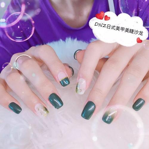 冬日美甲热门话题图片,时尚指尖，温暖一冬